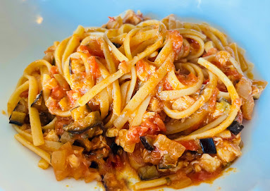 Pasta con melanzane e pesce spada: un piatto ricco di sapori mediterranei