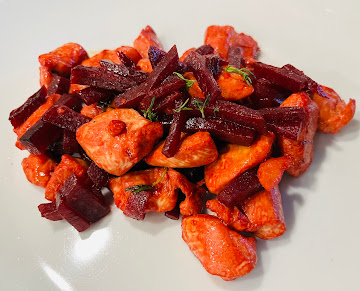 Bocconcini di pollo alla rapa rossa e profumi d’oriente